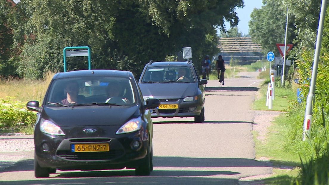 Auto's door buurtschap Rijkebuurt