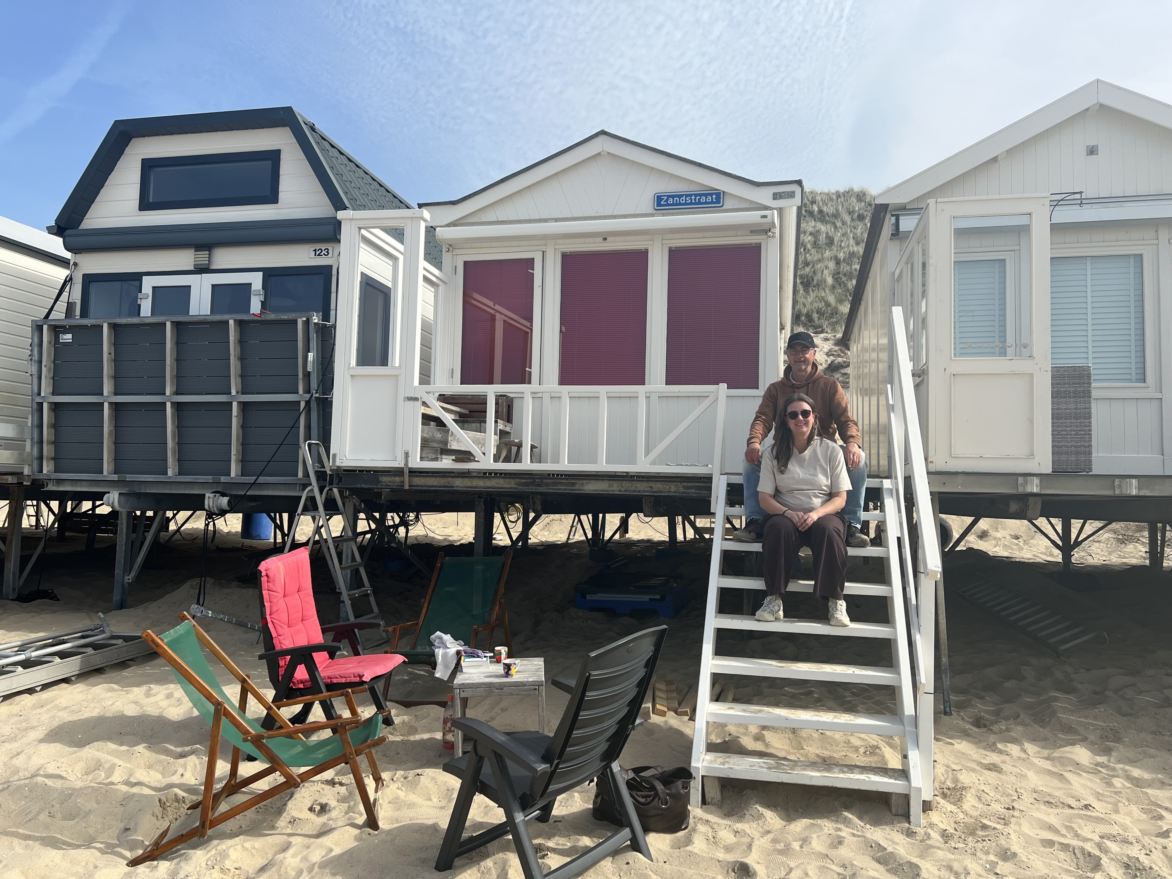 Bert en Kim bij hun strandhuisje