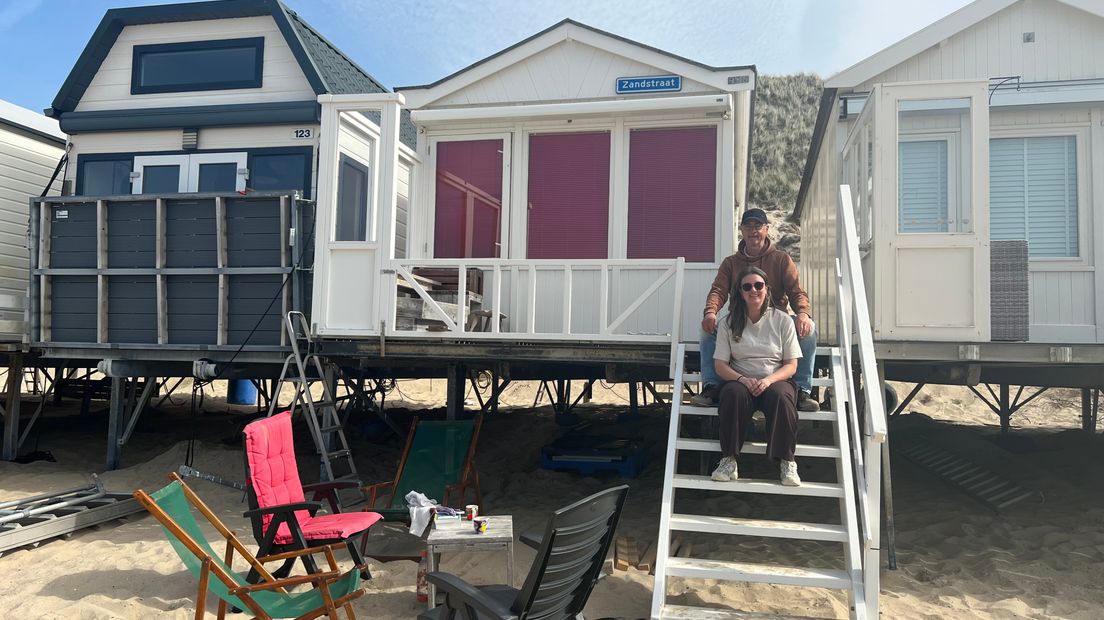 Bert en Kim bij hun strandhuisje