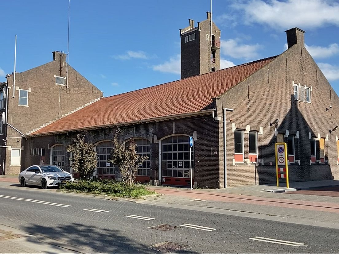 De oude en leegstaande brandweerkazerne aan de Hofsingel.