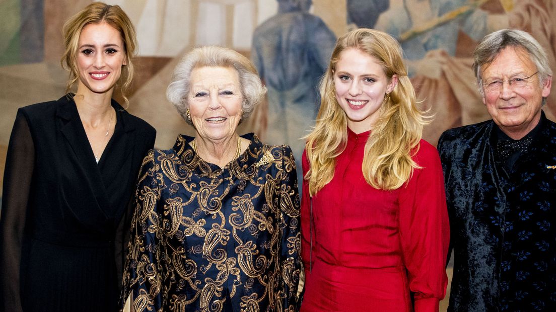 Prinses Beatrix met de prijswinnaars, links Vérine Bouwman