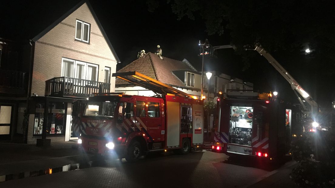 In een restaurant aan de Hoofdstraat in Gorssel (gemeente Lochem) heeft zondagavond een uitslaande brand gewoed. De brandweer moest een deel van het dak openbreken om het vuur te kunnen bestrijden.