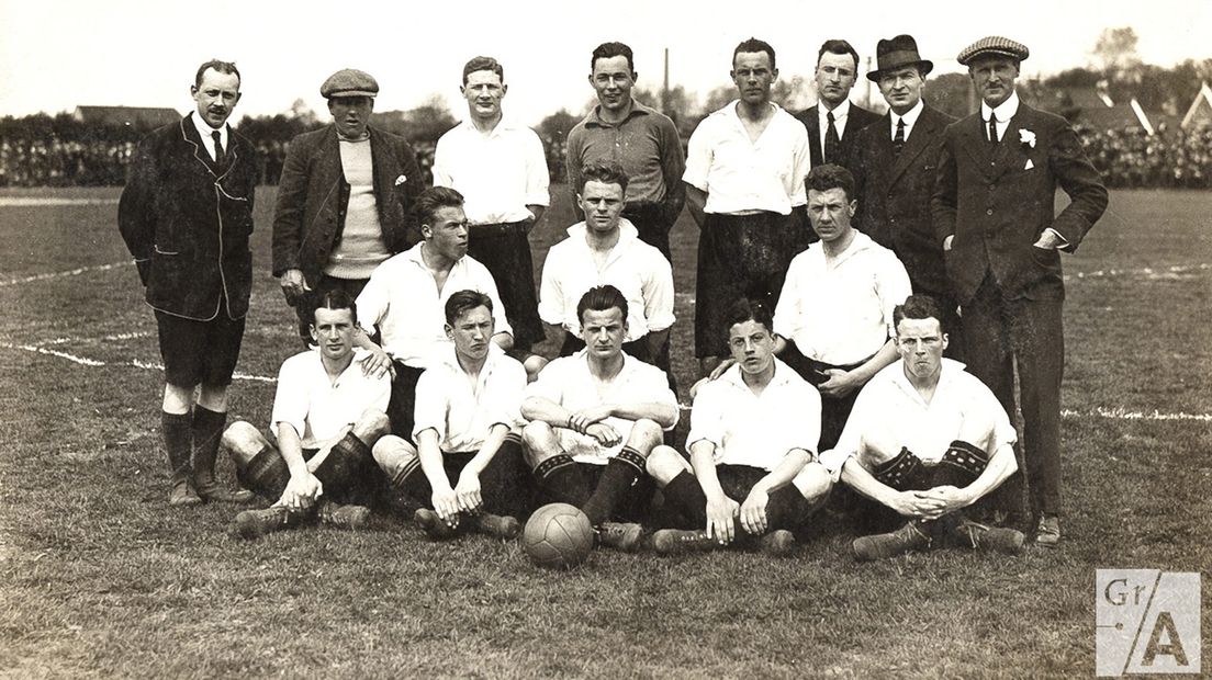 Het elftal van Be Quick 1887 tijdens de kampioenswedstrijd