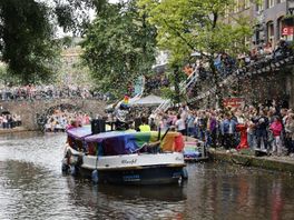 Bonte kleuren door Utrechtse grachten voor feestelijke Canal Pride