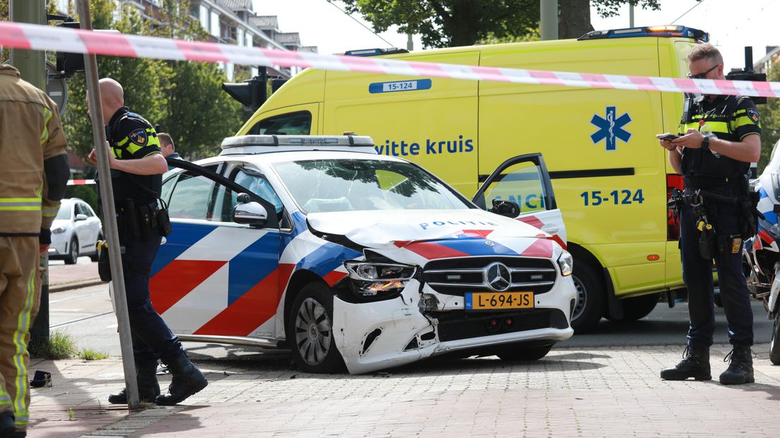 Een politieauto die op weg was naar de overval op een 76-jarige vrouw botste tegen een personenwagen