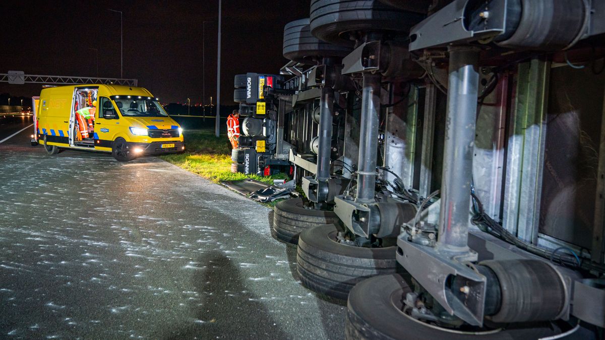 Vrachtwagen met postpakketten kantelt op A2 bij Loenersloot