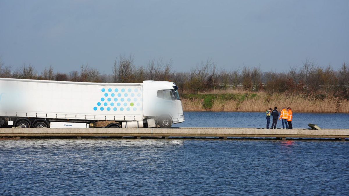 Enschedese vrachtwagenchauffeur volgt navigatie en zakt door fietsbrug
