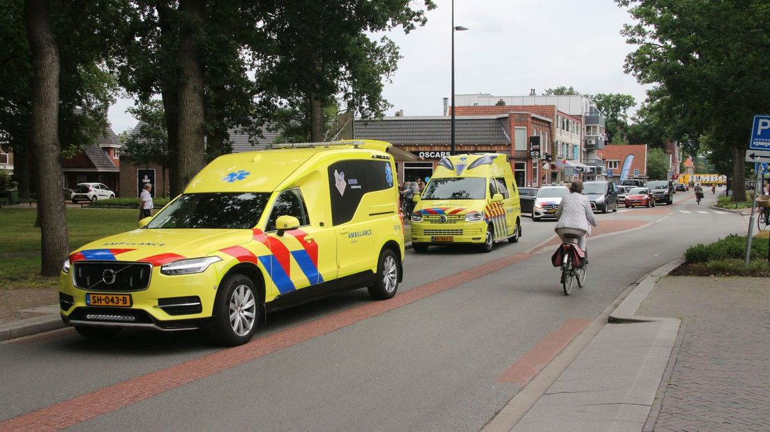 Op de kruising kwamen een scooterrijder en een fietser met elkaar in botsing (Rechten: Van Oost Media)