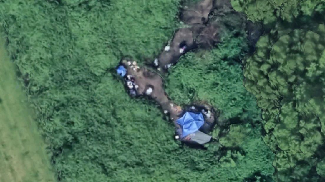 Tentenkampje in de buurt van de Maas in Venlo, te zien op Google Earth