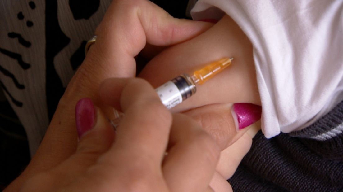 Kind krijgt krijgt inenting bij GGD-kliniek