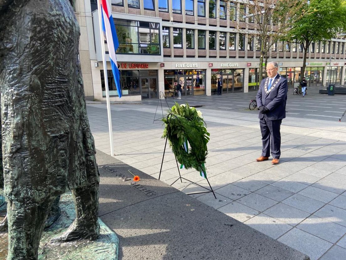 Burgemeester Aboutaleb legt bloemenkrans op Stadhuisplein
