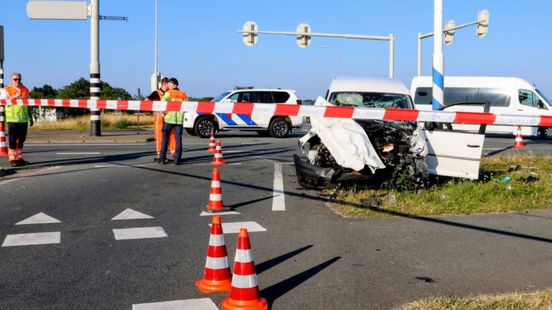 Taxibus en auto botsten op viaduct boven A15, één zwaargewonde