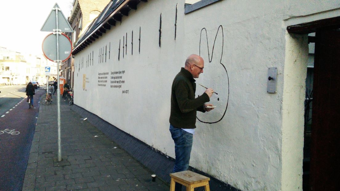 Rob Heerdink schildert ode aan Dick Bruna op zijn muur in de Adelaarstraat.