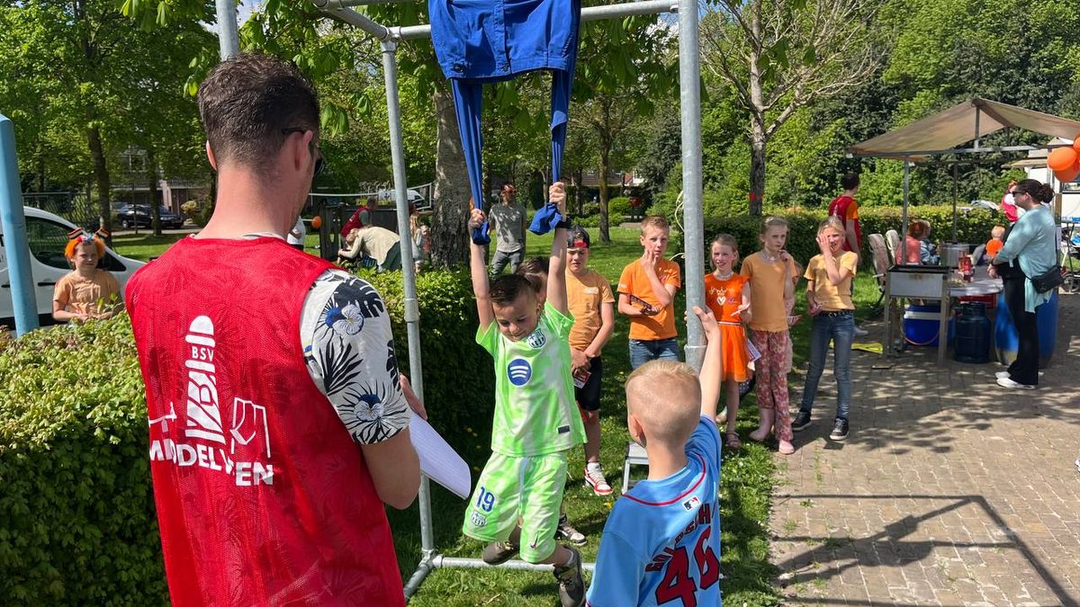 Koningsdag in Drenthe: Levende fruitmachine maakt indruk in Westerbork