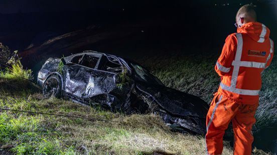 Auto in sloot bij Westergeast Nieuws