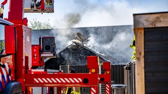 Grote vlammen bij schuurbrand
