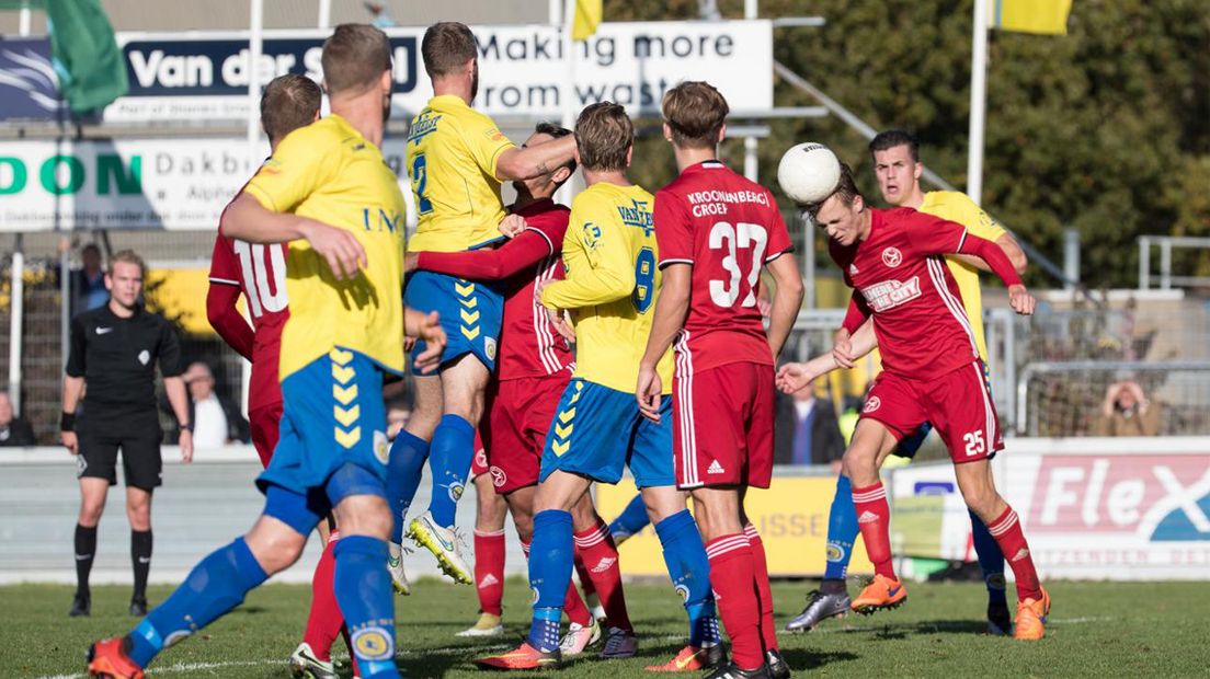 Drukte in het zestienmetergebied bij FC Lisse - Jong Almere City 