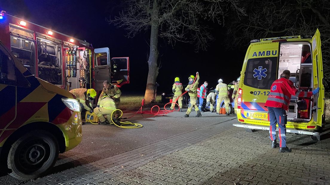 Hulpdiensten zijn druk bezig met het ongeluk in Lunteren.