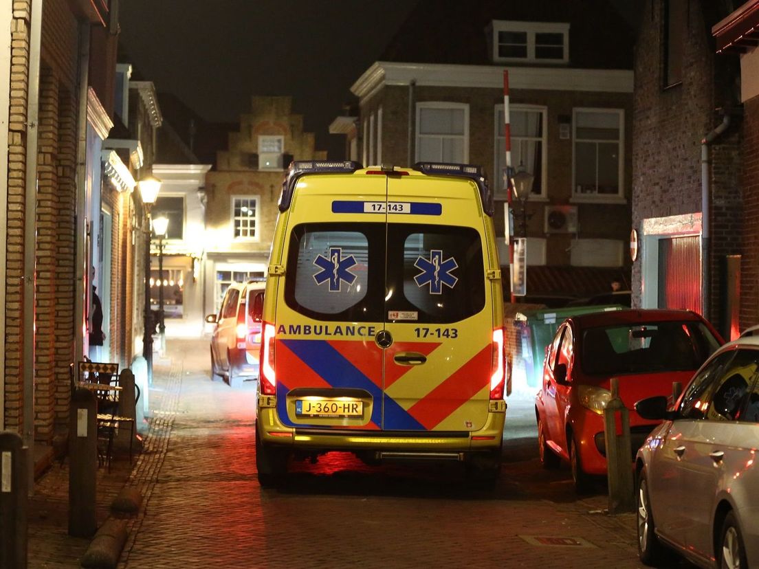 De ambulance bracht het slachtoffer van de steekpartij naar het ziekenhuis