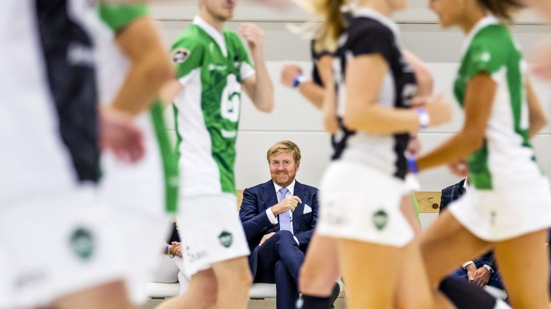 Koning Willem-Alexander op bezoek bij korfbalvereniging DVO in Bennekom.