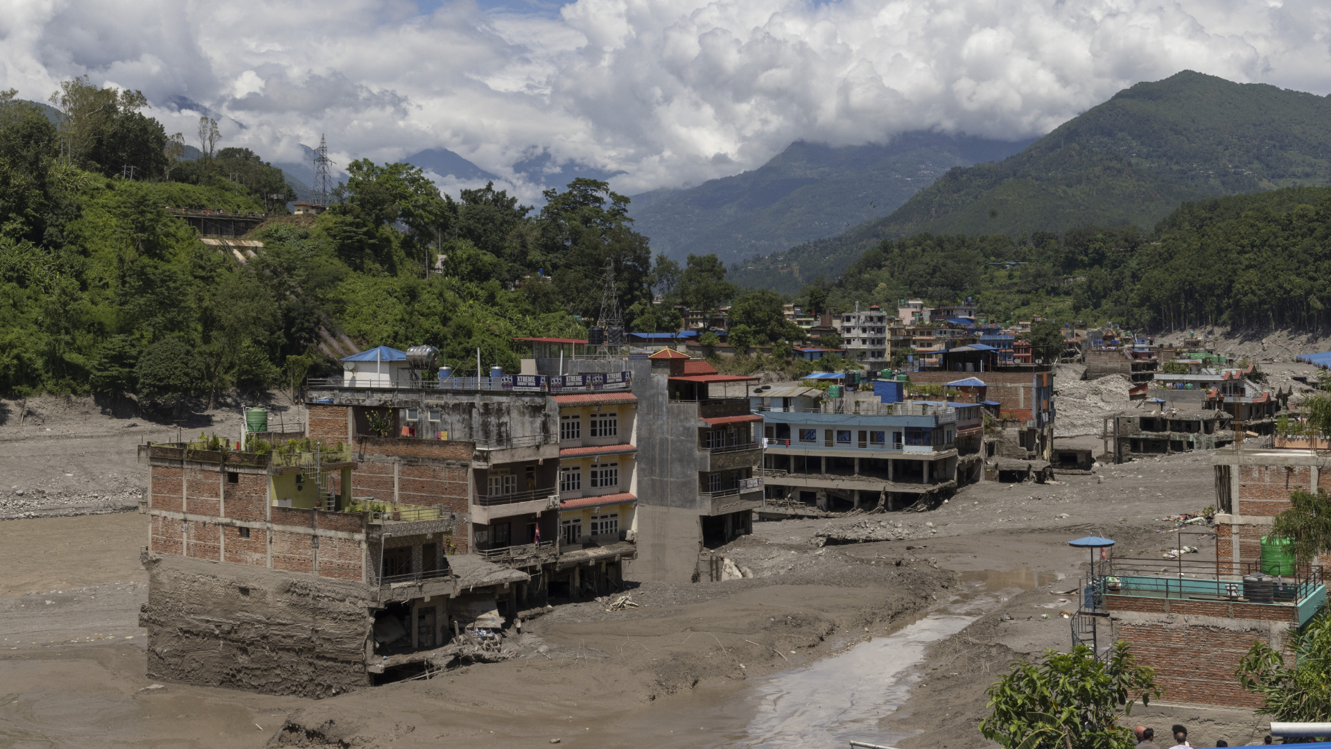 Machteloosheid na natuurramp in Nepal: 'Vrees dat familie niet meer leeft'