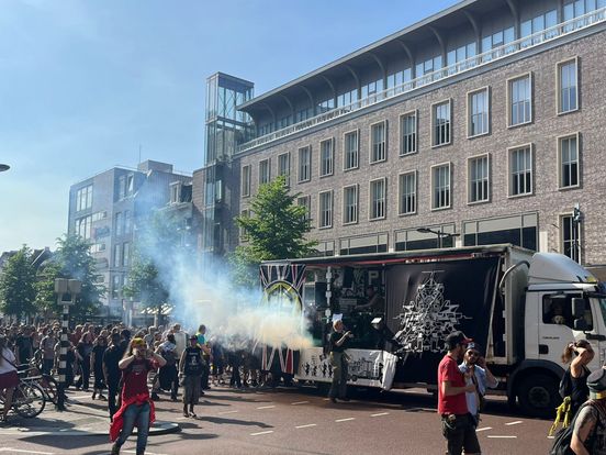 Honderden mensen schudden Utrechtse binnenstad op tijdens Rave voor Rafelranden
