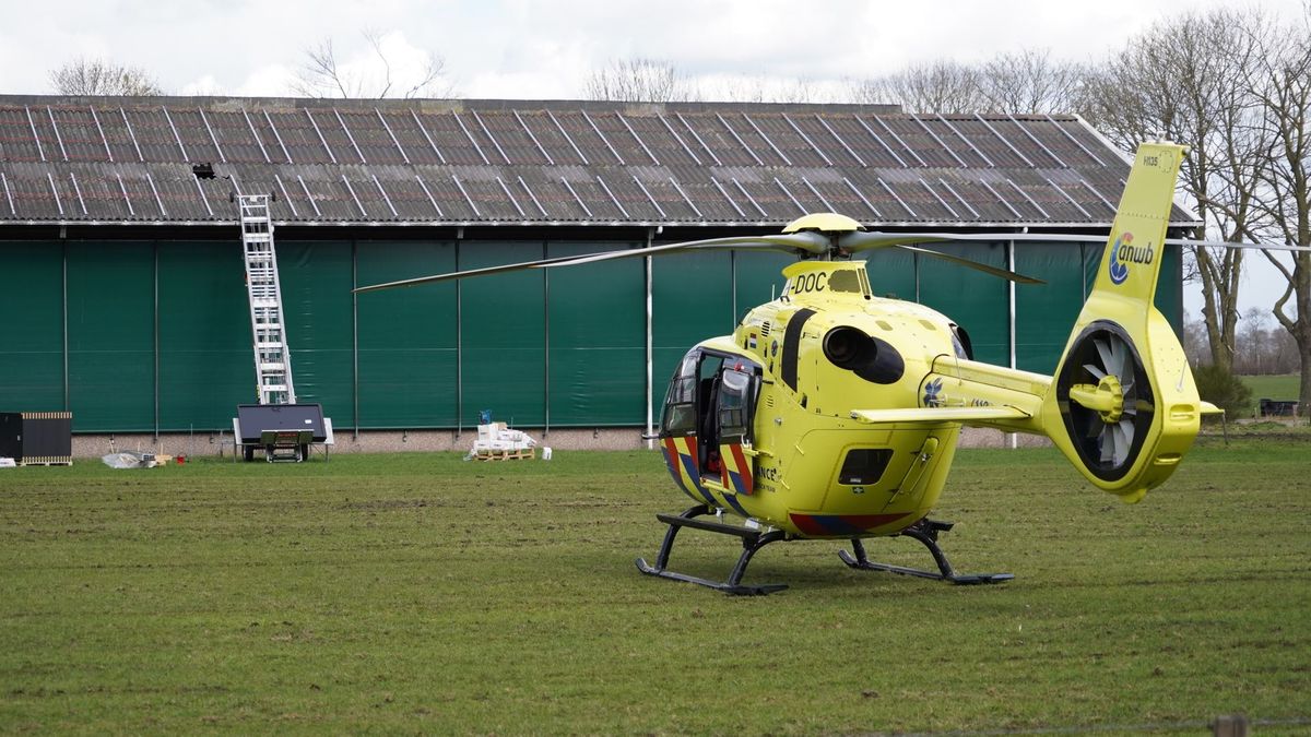 Persoon zakt door dak loods in Bunne en raakt gewond