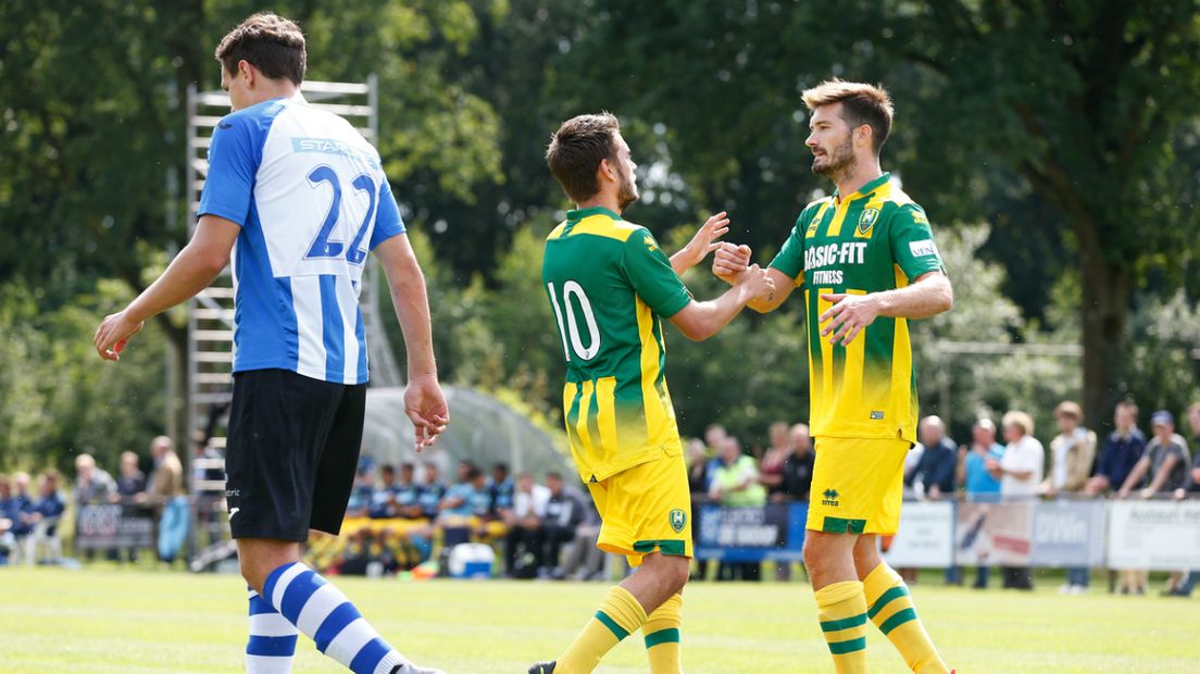 Mathias Gehrt en Edouard Duplan vieren de 1-0 van ADO tegen FC Eindhoven. 