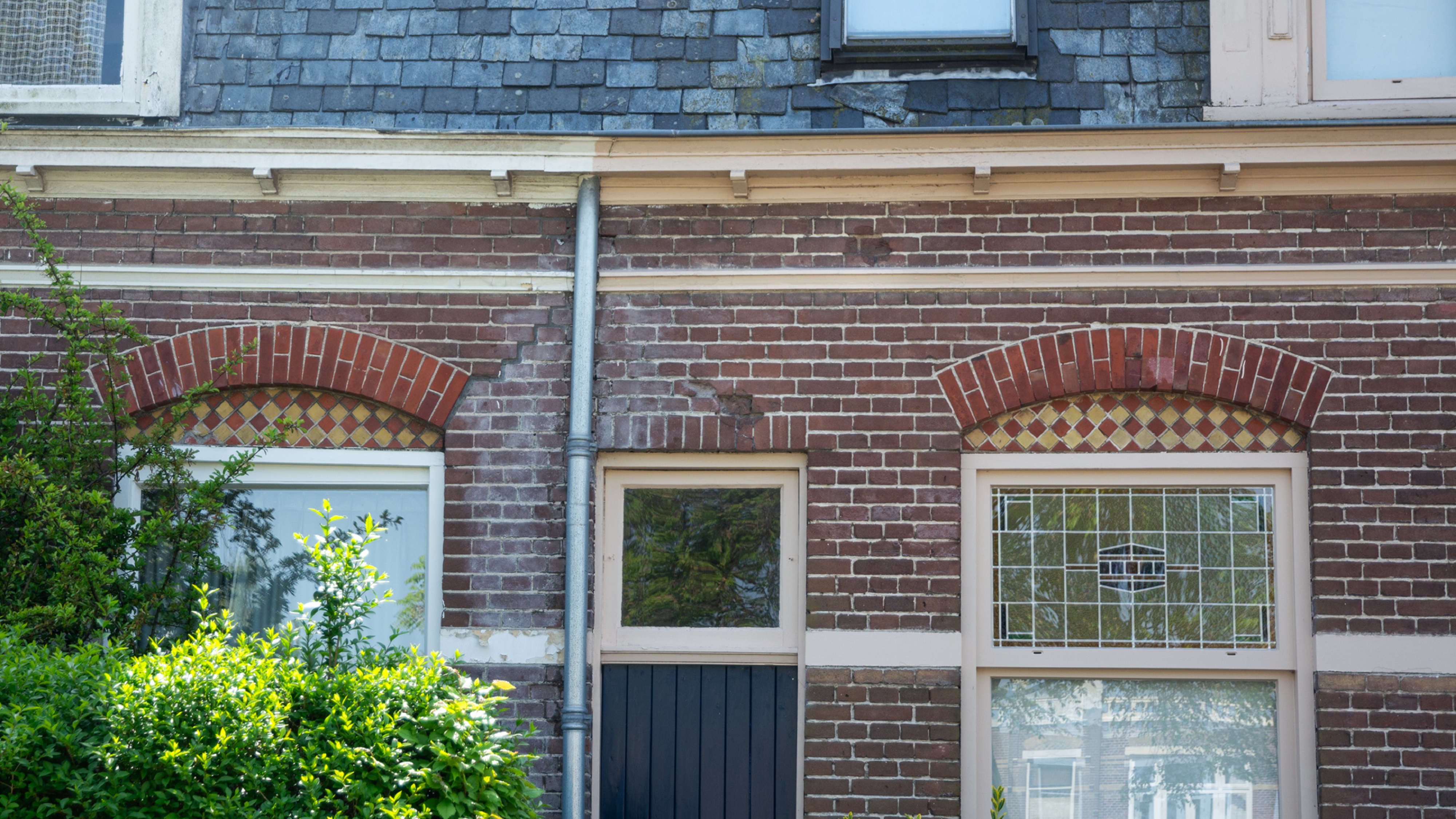 Je loopt er zo bij langs, maar onder de dakgoten zijn de gaten nog zichtbaar