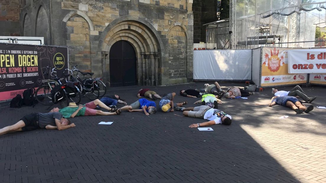 Vredesactivisten liggen 'dood' in Enschede