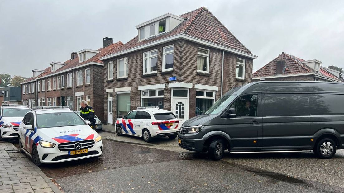 Politie doet onderzoek in huis waar gewonde buiten kennis werd aangetroffen