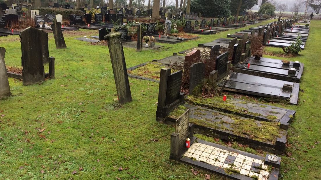 Alle graven staan vanavond in het licht (Rechten: RTV Drenthe)