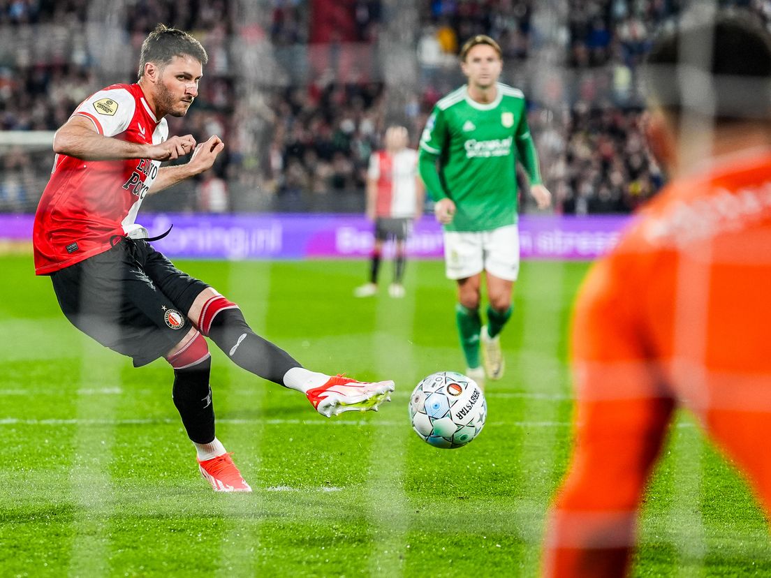 Santiago Gimenez zet Feyenoord vanaf elf meter op een 3-0 voorsprong