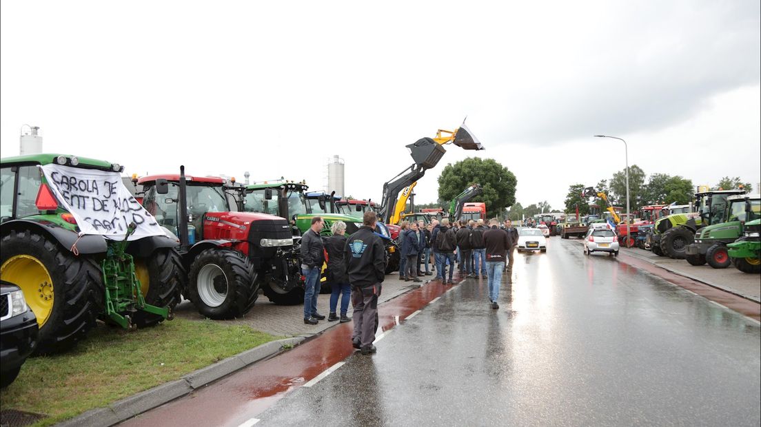 Honderden boeren voeren actie bij distributiecentrum Jumbo in Raalte