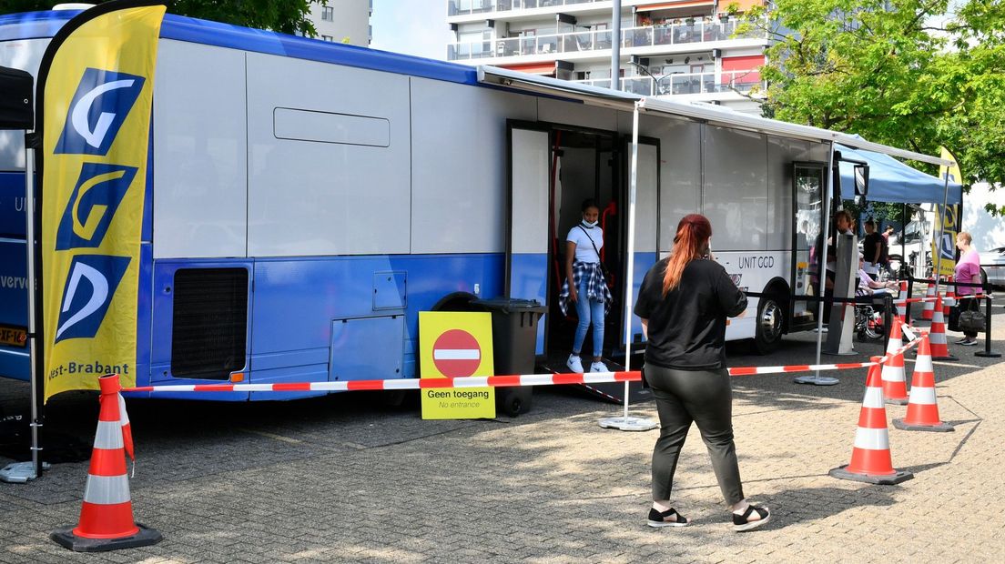 Een van de prikbussen van de GGD