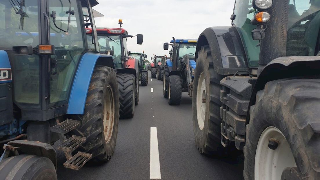 Protesterende boeren blokkeren snelweg A1 bij Holten, ze laten één rijbaan vrij