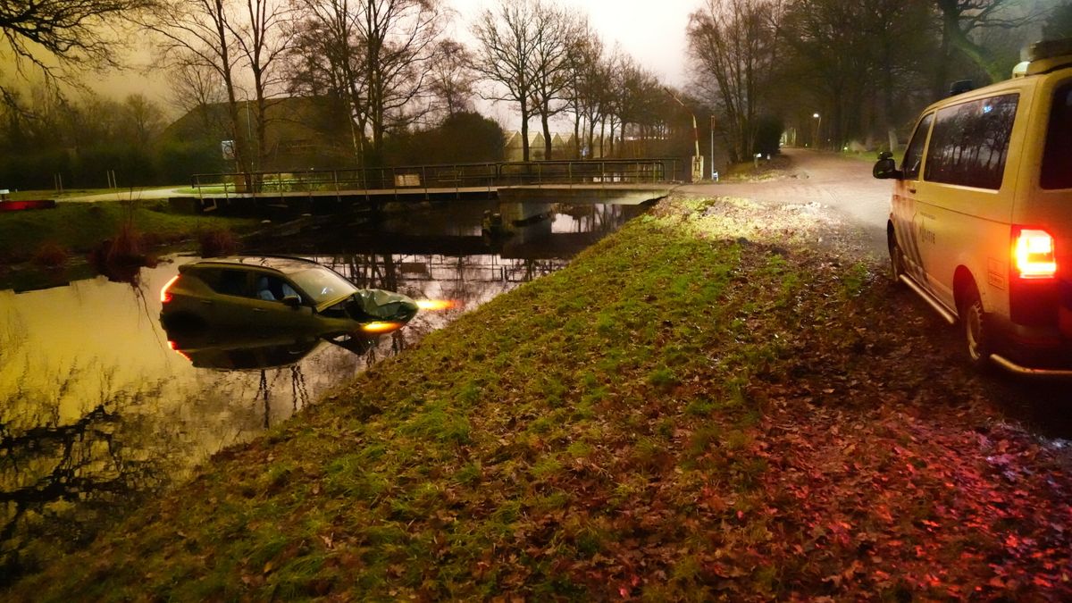 Auto rijdt het Dommerskanaal in, bestuurder aangehouden