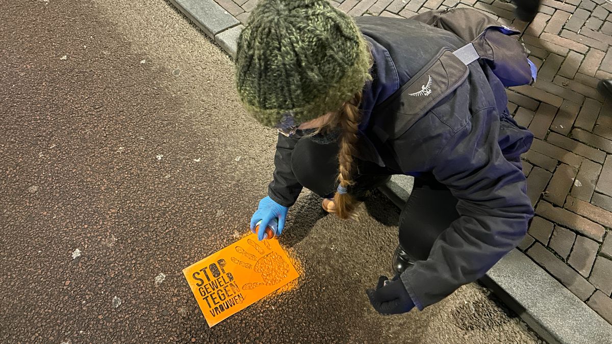 Dolle Mina's opnieuw de straat op met krijtverf: deelnemer belaagd door omstander