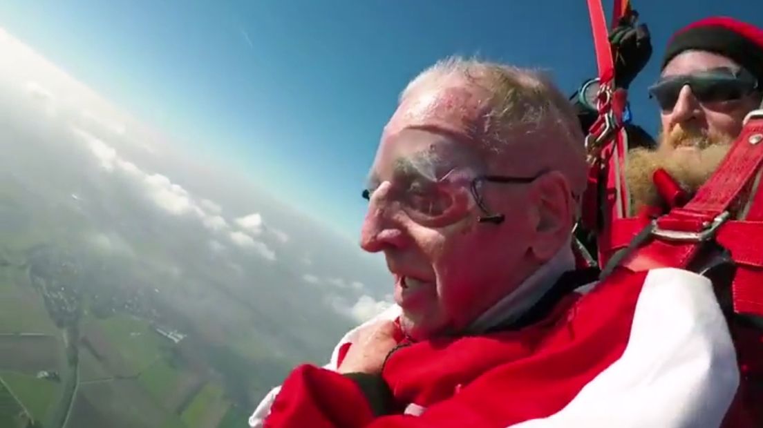 Bejaarde parachutespringer raakt schoenen kwijt boven Zeeland