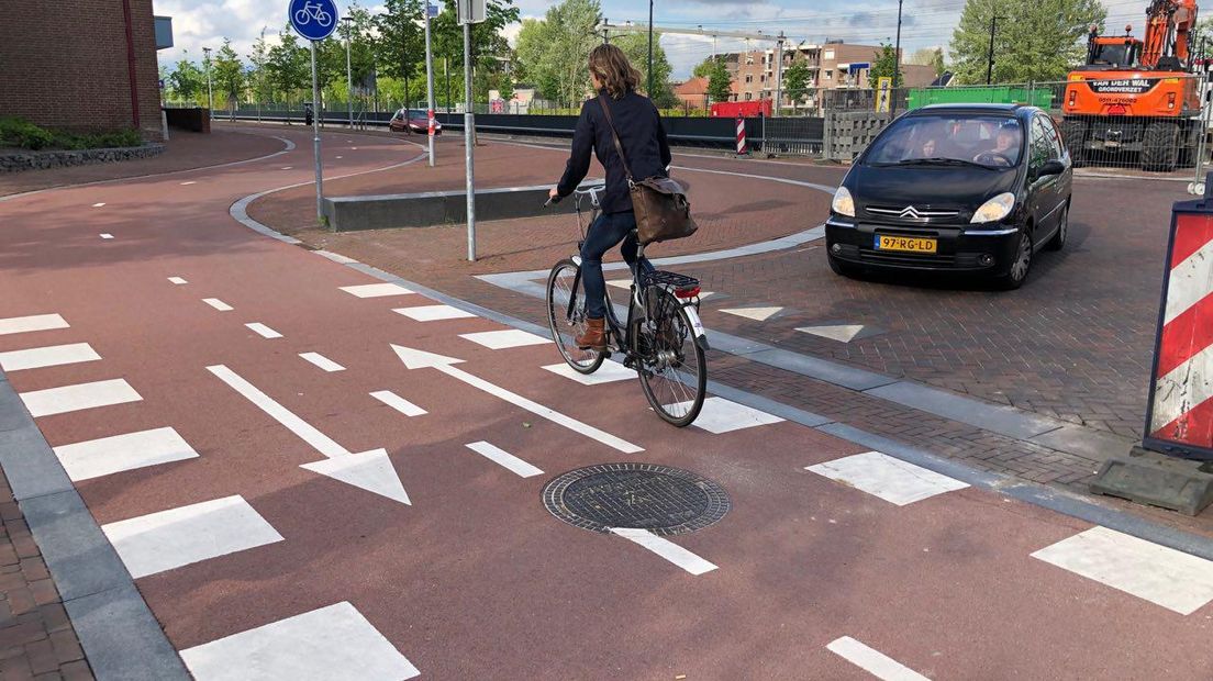 Fietsers voelen zich niet veilig bij de fietsersoversteek bij het station (Rechten: RTV Drenthe/Petra Wijnsema)