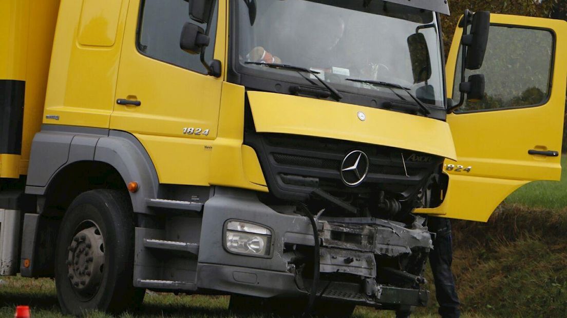 Auto botst op vrachtwagen in Holten