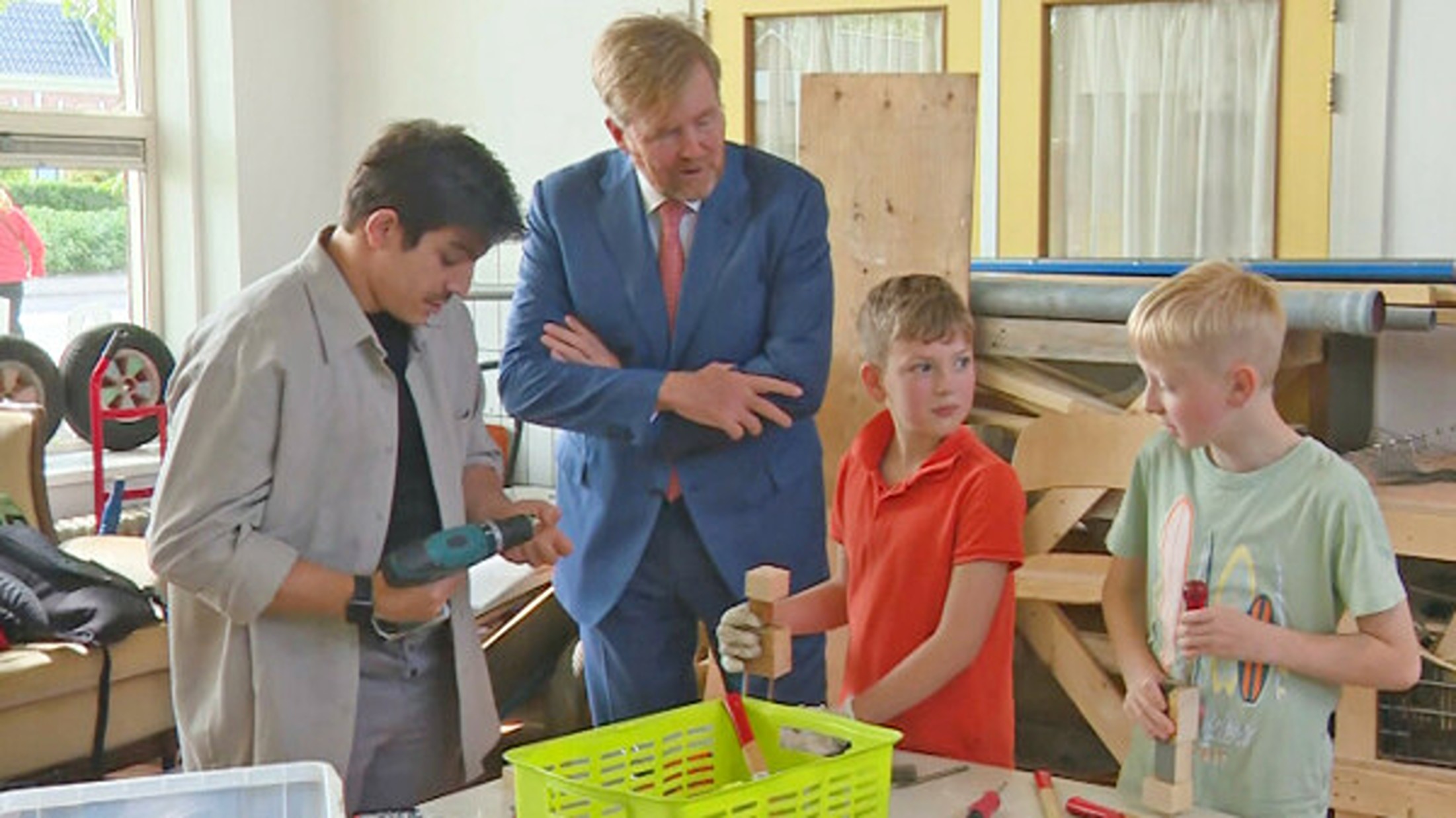 Koning geniet in St.-Jacobiparochie: "Mooi om het vuur te zien bij al die vrijwilligers"