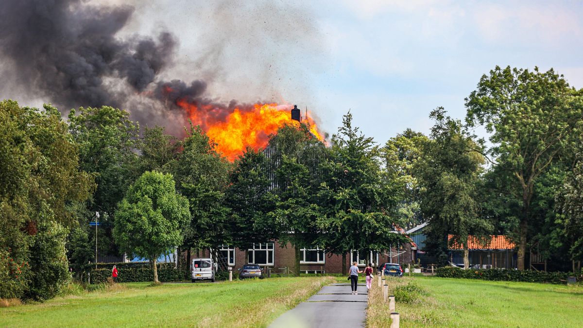 112-nieuws 26 juli: Grote brand in Scharsterbrug | Schuur in Jubbega dicht na drugsvondst