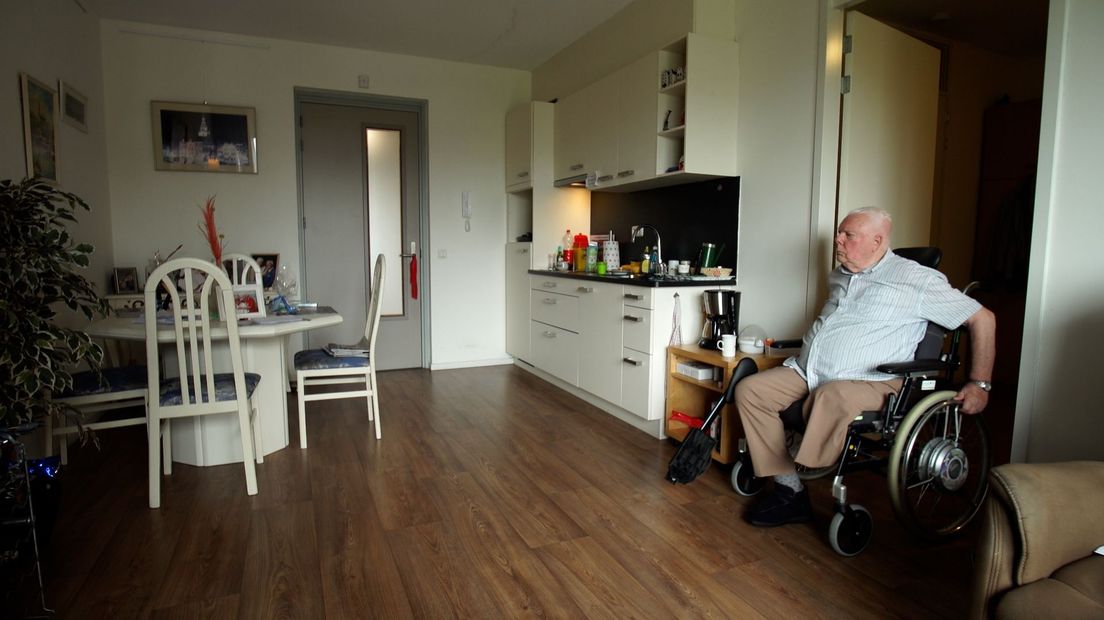 Rens Schendelaar zit zonder lift 'gevangen' in zijn woning