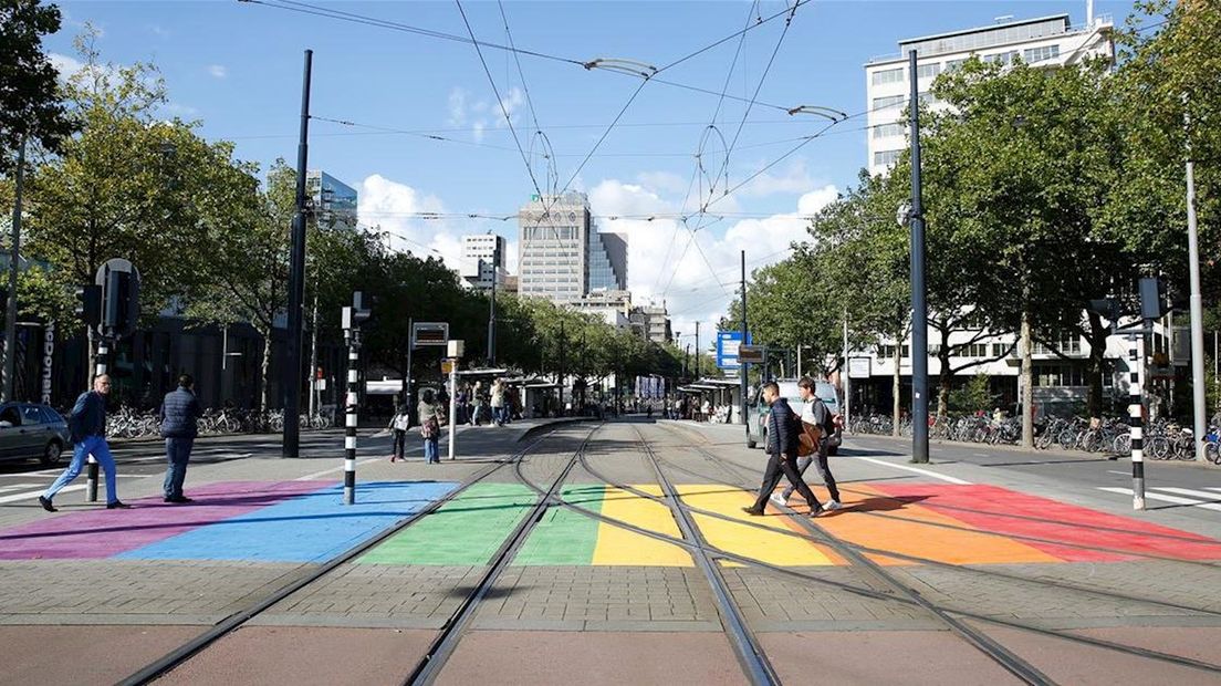 Het regenboog-zebrapad in Rotterdam