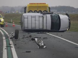 Busje botst op volle mestwagen, N59 dicht geweest