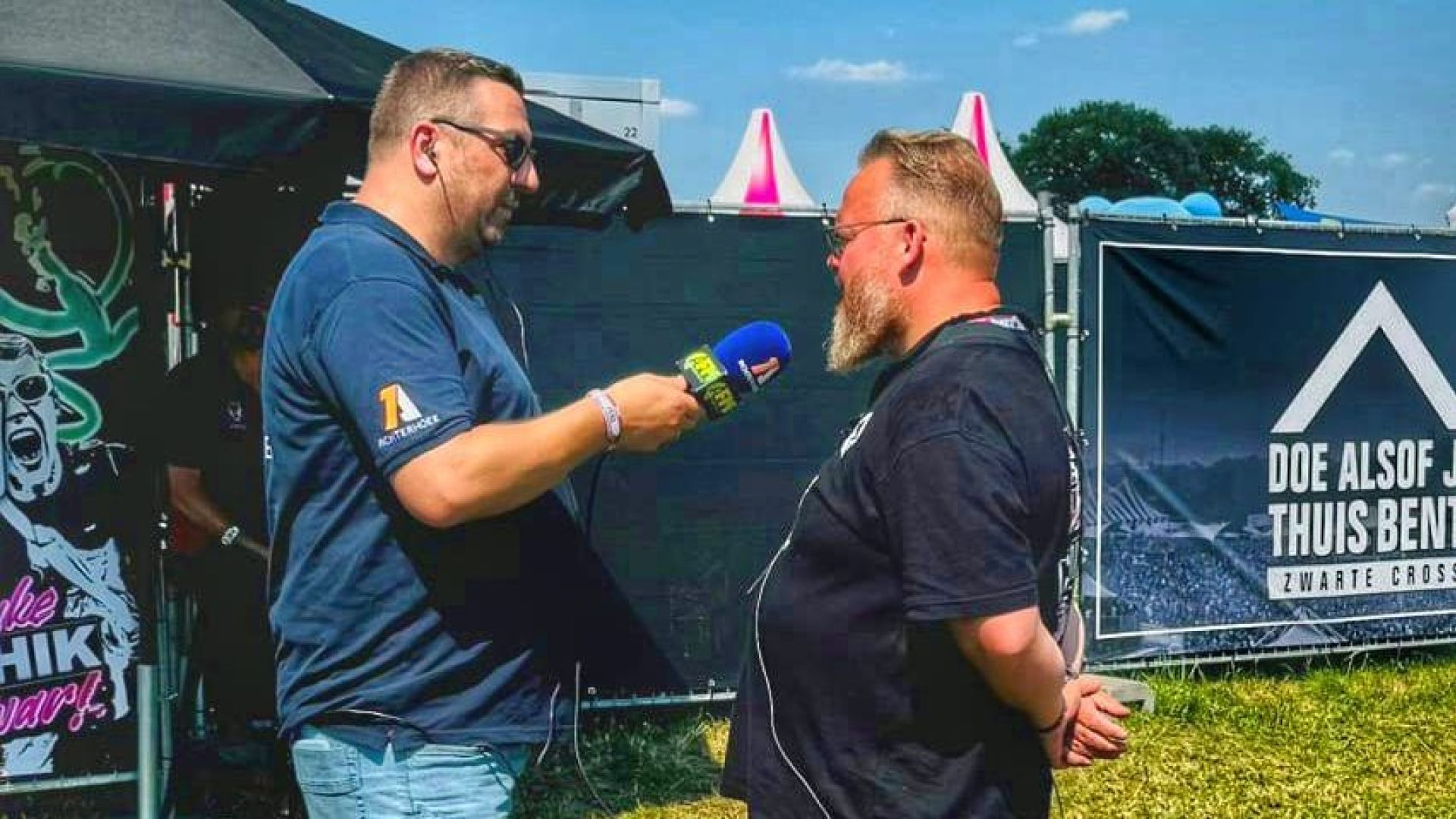 Radiomaker Mark Nijhof interviewt Chuck Sterk van de Feestfabriek 'Alles kump goed'.