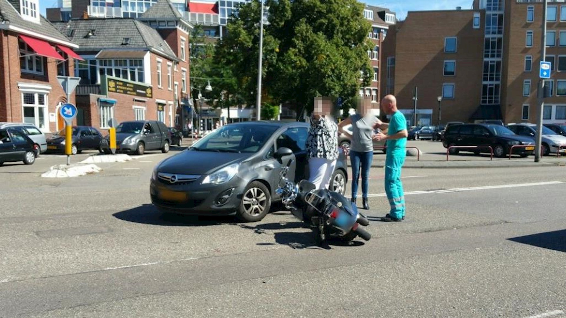 Scooterrijdster Gewond Bij Botsing Met Auto Vlak Voor Politiebureau In ...