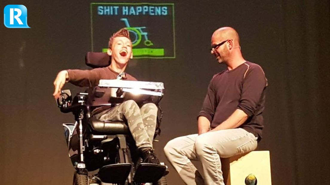 Joël op het podium met zijn eigen theatervoorstelling in 2019.