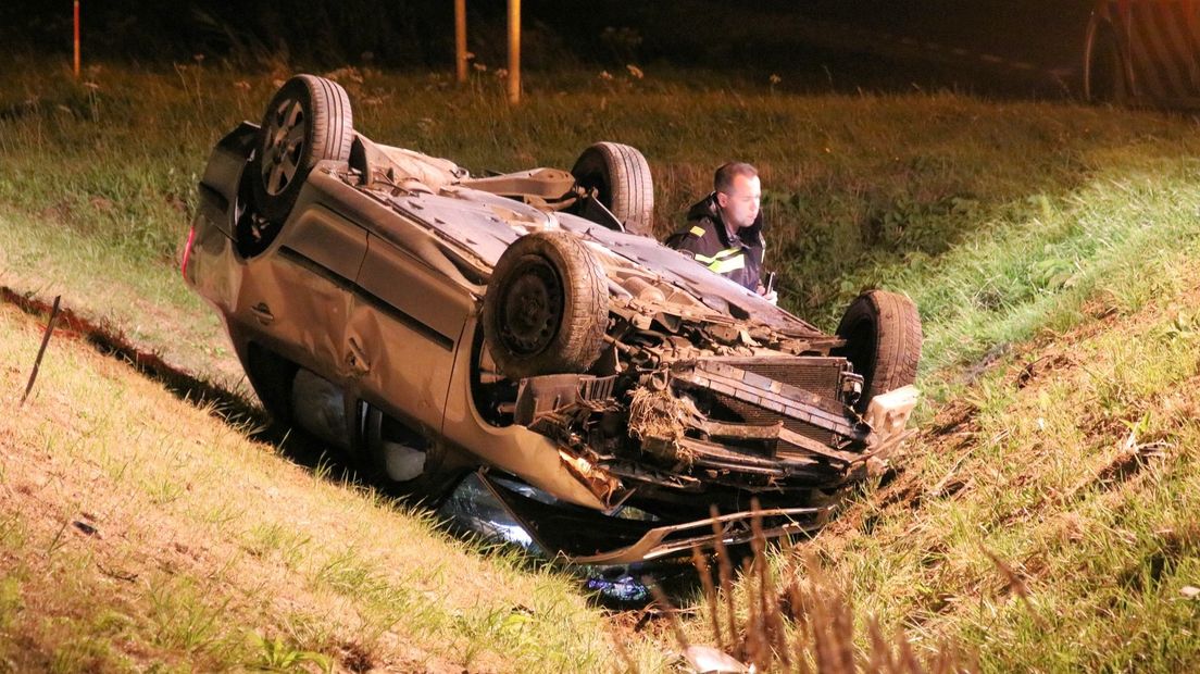 De auto belandde op z'n kop in de droge greppel.